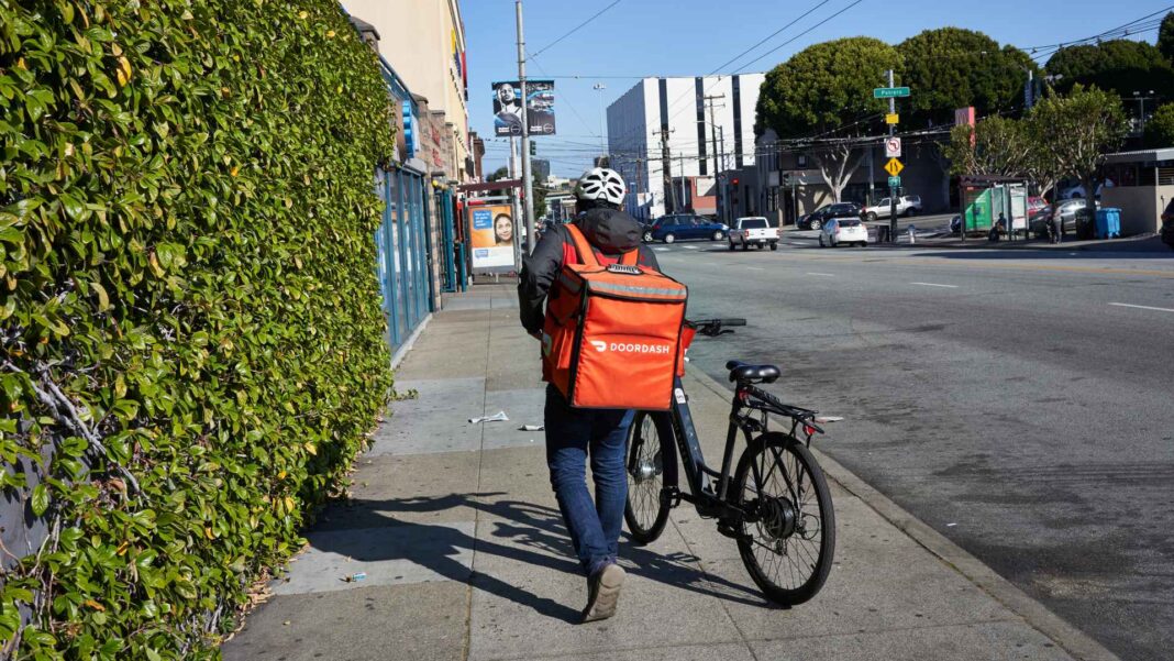 Does New DoorDash Hourly Earning Option Make Side Hustlers More Money? How It Works